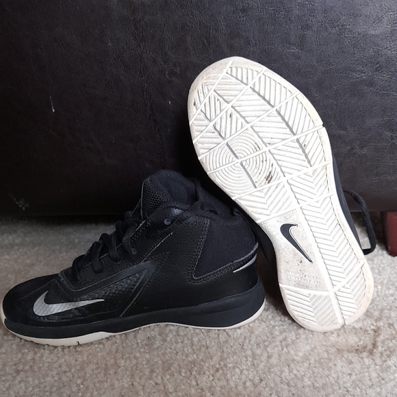 Kids Nike basketball shoes - Picture 2 of 3